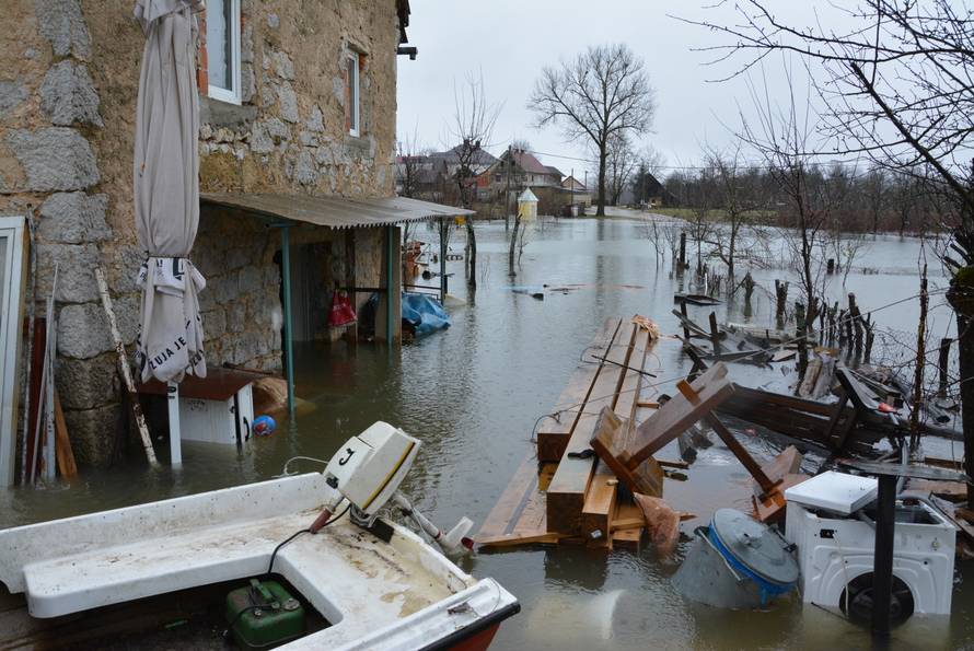 U Petrinji strepe od odrona, u Kosinju po hranu idu čamcima