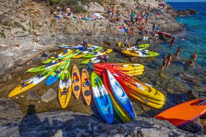 Pulske plaže pune turista: Skače se, pliva, vozi kajacima i uživa