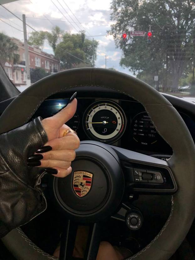 FOTO Ljubiteljica snažnih i brzih automobila osvaja mreže: Bikini spaja s konjskim snagama