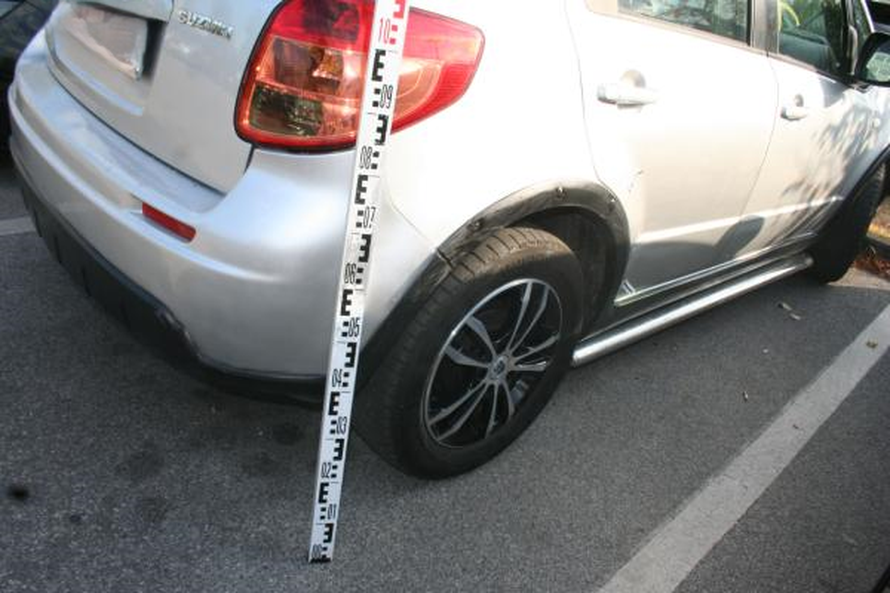 U Zagrebu udario u stepenice pa u auto i pobjegao. Policija ga je pronašla. Dobio 1970 € kazne