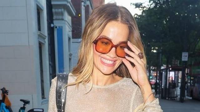 Rita Ora u hrabroj kombinaciji! Prošetala je u prozirnoj haljini, a ispod nije nosila grudnjak...