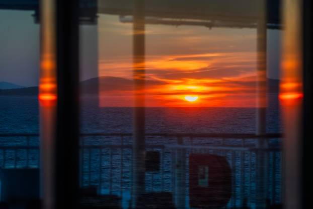 Vela Luka: Zalazak sunca promatran sa trajekta Oliver