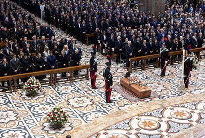 FOTO Kao na utakmici: Tisuće ispratile Berlusconija, vikali su 'Tko ne skače, taj je komunist!'