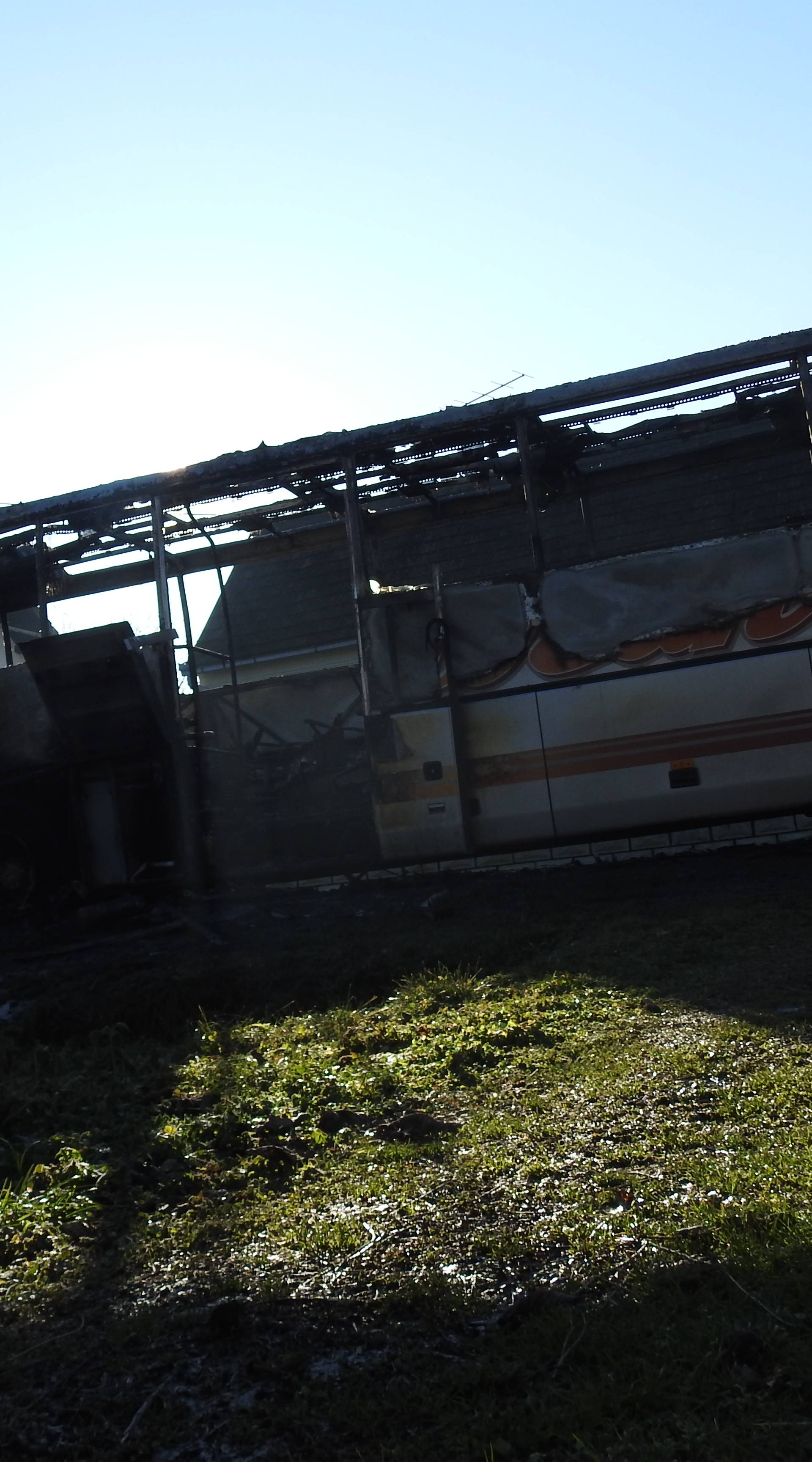 Video: 'Brzo, svi van!' Izgorio školski autobus kod Garešnice