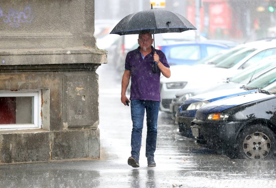 Zagrepčane iznenadio pljusak, tuča i grmljavina poharali Pulu