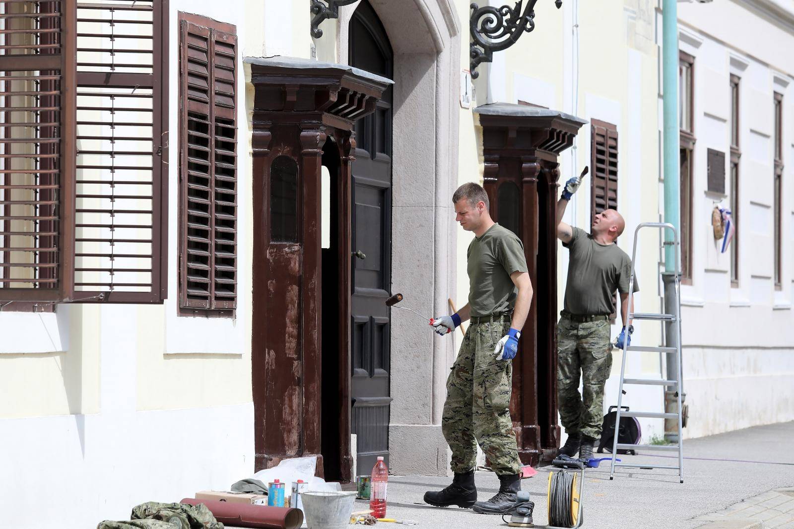 Zagreb: Vojnici ureÄuje straÅ¾arske kuÄice na Banskim dvorima