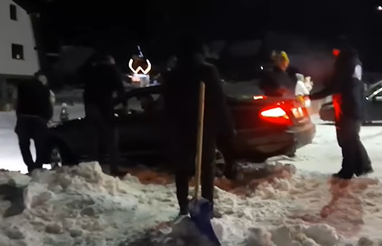 VIDEO Splićanin u Mercedesu zapeo u snijegu na Vlašiću: Brzo mu pomogla skupina mladića
