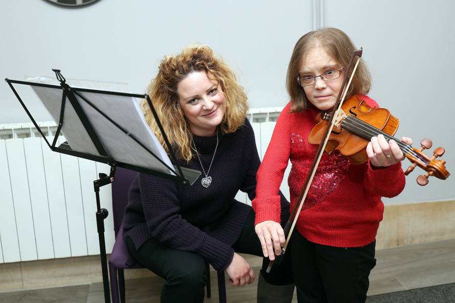 Gluhe uči svirati violinu: Njima je promijenila život zauvijek...