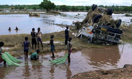 Tropska oluja na Madagaskaru usmrtila desetak ljudi: 'Vjetar je čupao stabla, nosio stupove...'