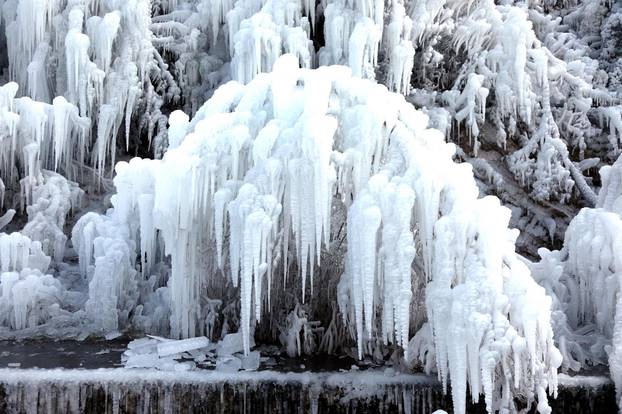 Slap Krčić na izvoru rijeke Krke u Kovačiću okovan ledom, ali prepun posjetitelja