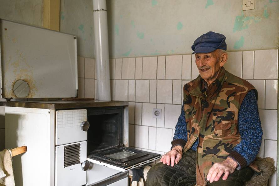 'Imam 95 godina i živim sam u selu. Prozor je moja televizija'