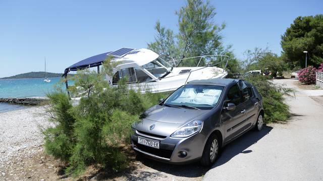 Pijan i drogiran jurio gliserom: Izletio na plažu i ugrozio ljude