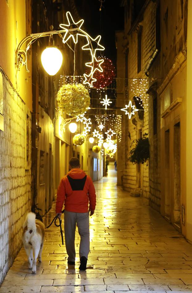 Šibenik zablistao adventskom ukrasnom rasvijetom