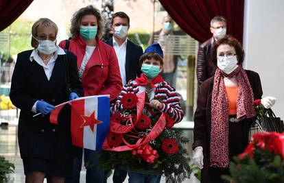 S maskama u Kuću cvijeća: U Beogradu su odali počast Titu
