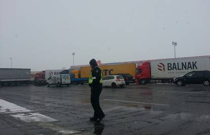 Zbog zimskih uvjeta policija je iz prometa isključila kamione