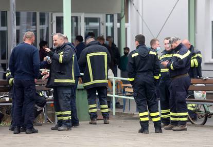 Glina: Čekajuči red za šišanje, vatrogasci se zabavljali u društvu zgodne frizerke