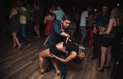 Zaplešite na besplatnom tjednu plesa u Salsi de Fuego
