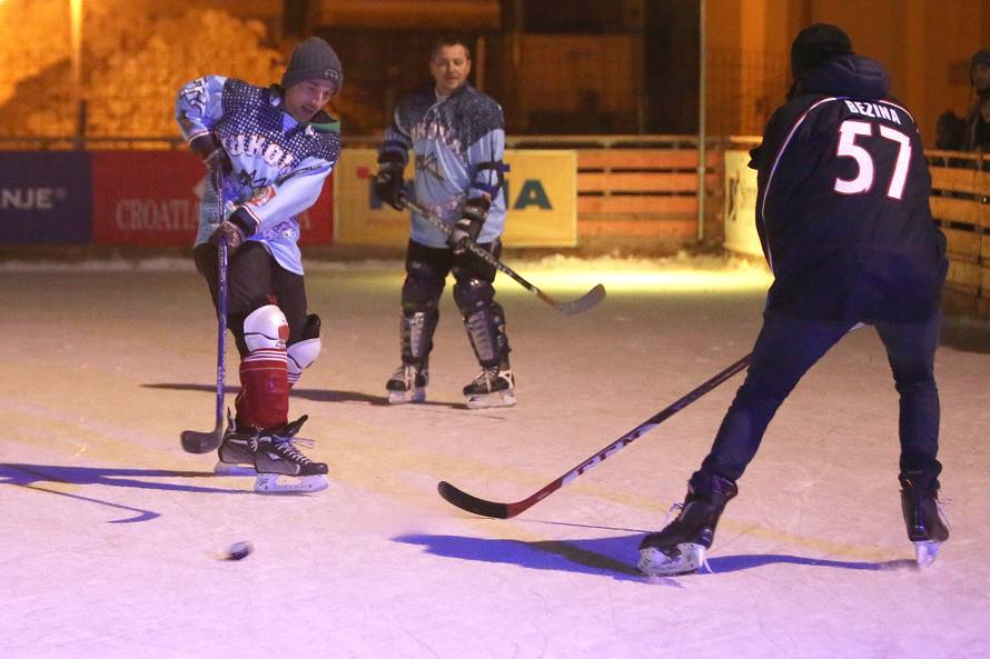 Medveščak razveselio Vukovar: Stigli su na otvorenje klizališta