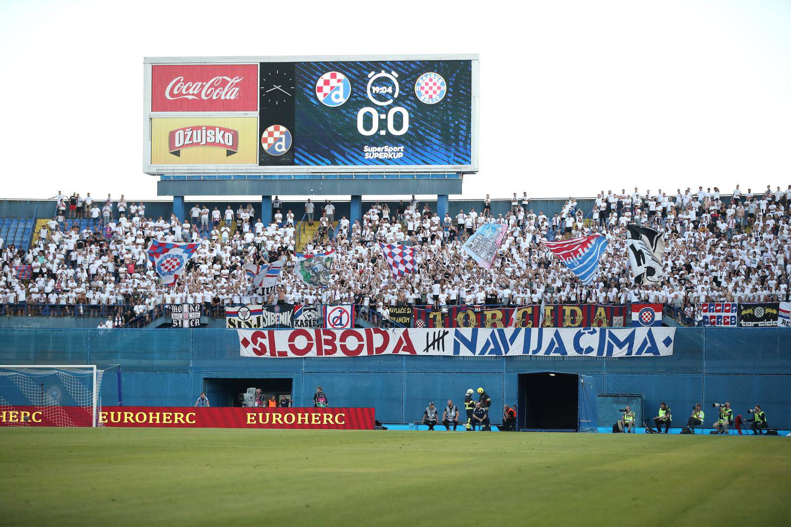 Dinamo i Hajduk u utakmici Superkupa na stadionu u Maksimiru