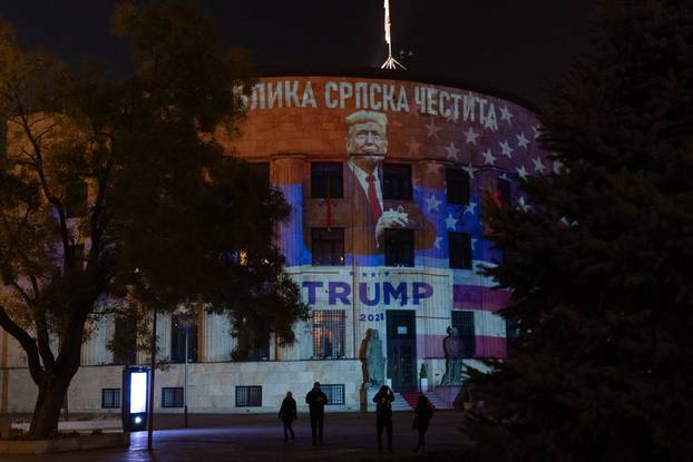 Banja Luka: Palača Republike u bojama zastave SAD-a i likom Donalda Trumpa