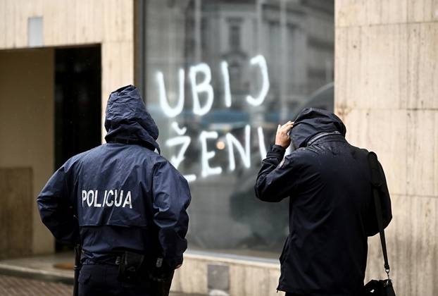 Zagreb: Potresni grafit "Ubij ženu" na jednom od izloga na glavnom gradskom Trgu