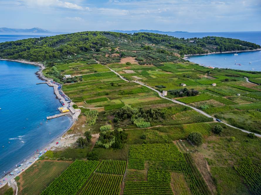 Na plaži Bilin Žal kod Lumbarde svatko može pronaći svoj komadić raja