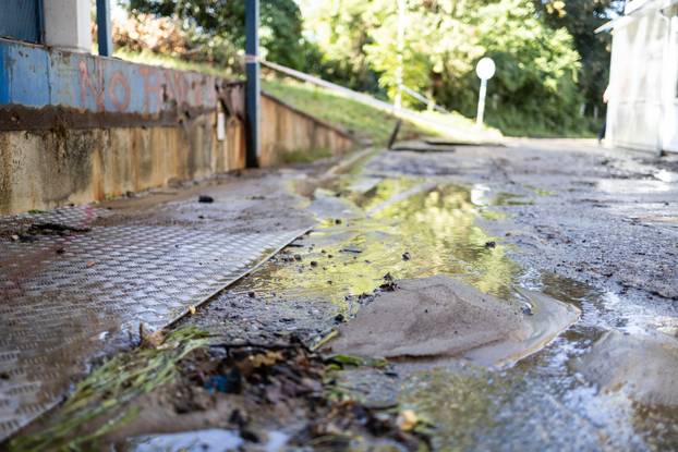
Zagreb: Pukla cijev, voda prodrla u bolnički podrum u Rockefellerovoj
