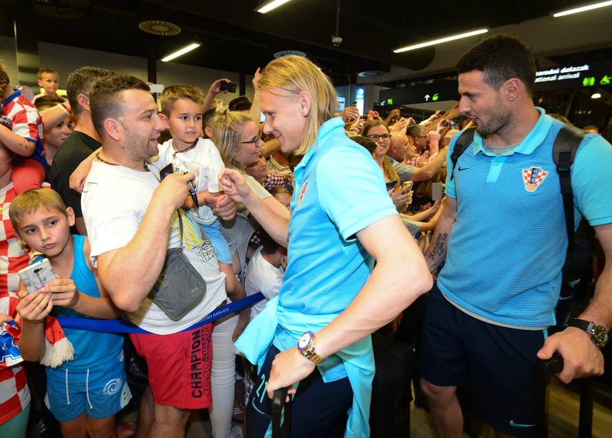 Tisuće ljudi dočekale 'vatrene'! Navijači skandirali Anti Čačiću