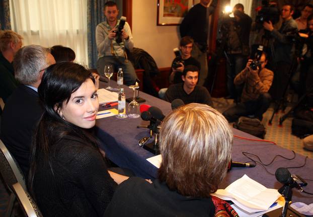 Zagreb: Nives Celzijus na konferenciji za medije zbog književne nagrade "Kiklop" koja joj nije dodiljena - 2008.