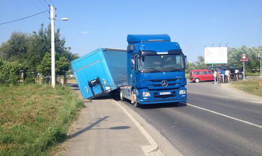 Kamionu se otkvačila prikolica puna crijepa i sletila kraj ceste