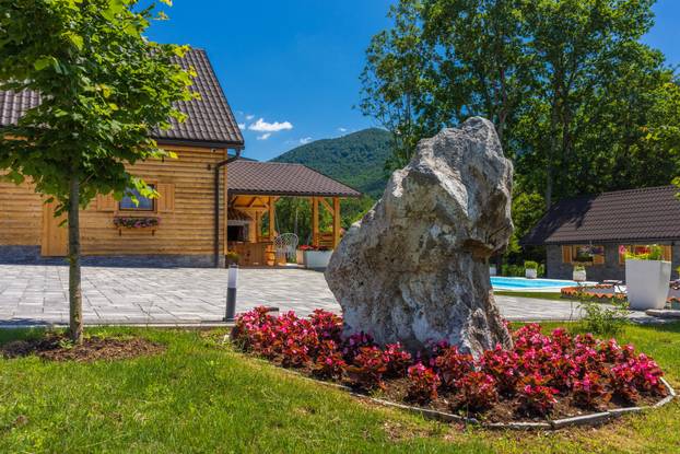 FOTO Kuću za odmor Mali Medo kod rodnog sela Nikole Tesle u Lici okružuje pravi prirodni raj