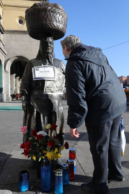 I Dolac se uz svijeće i cvijeće postavljeno uz kip Kumice oprašta od gradonačelnika Bandića