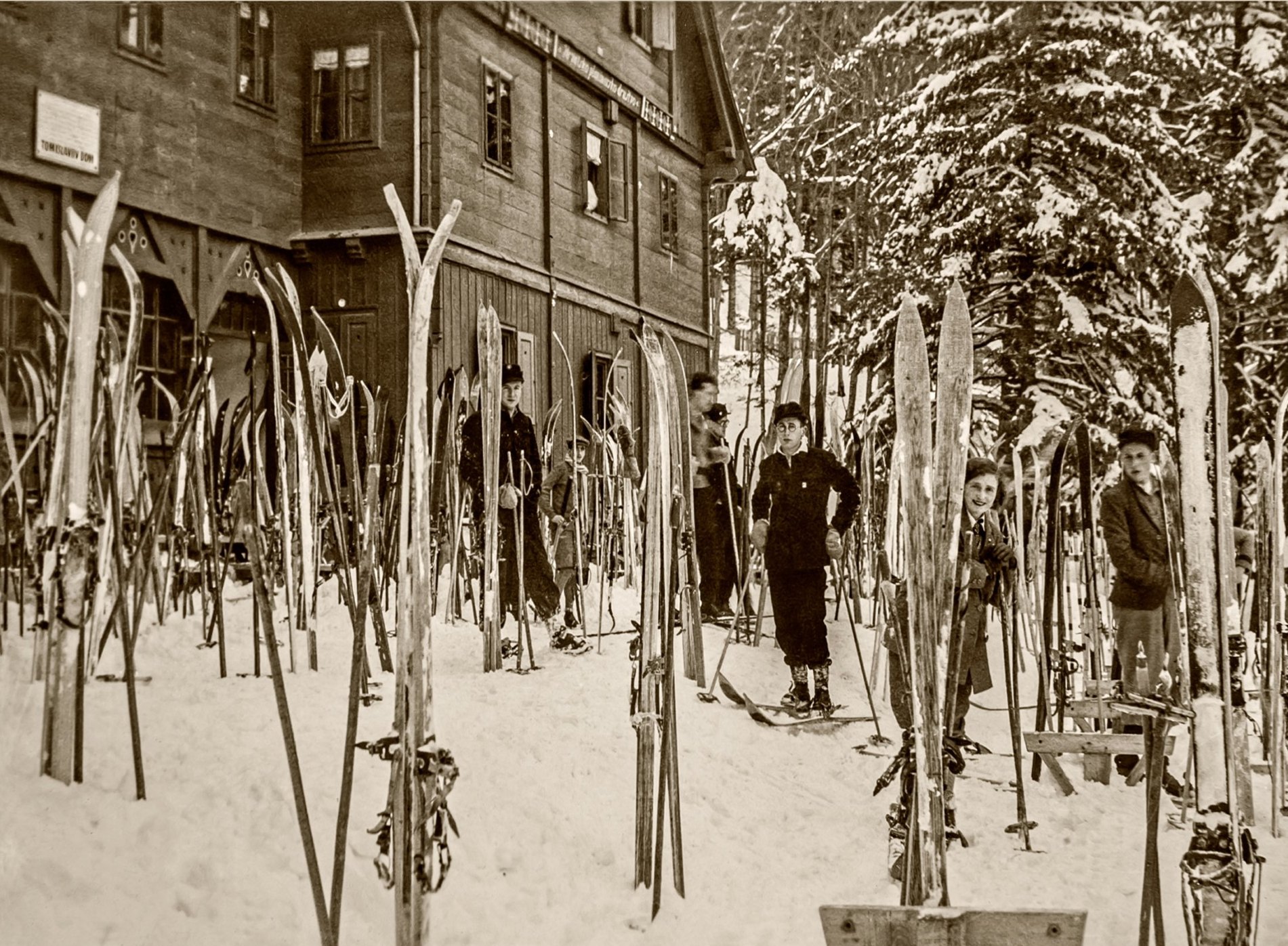 Časopis Svijet 1931., ispred Tomislavovog doma