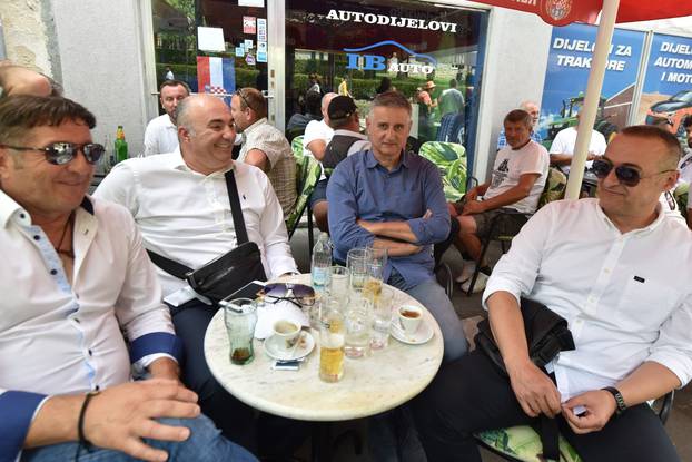 Knin: Tomislav Karamarko u kafiÄu u Kninu tijekom obiljeÅ¾avanje obljetnice Oluje