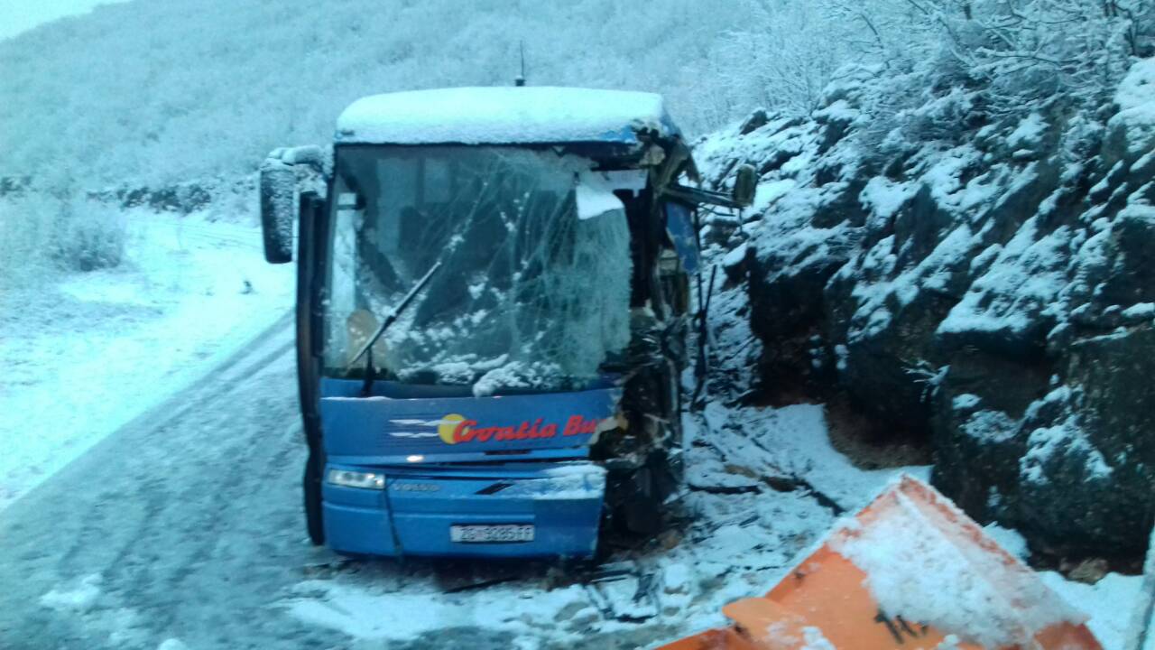 Autobus kod Zagvozda sletio s ceste: Vozač je teško ozlijeđen