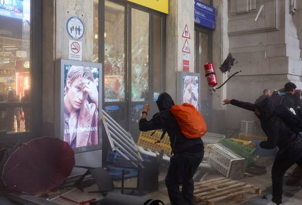 USB union holds nationwide strike, "Let's Block Everything," in solidarity with Gaza, in Milan