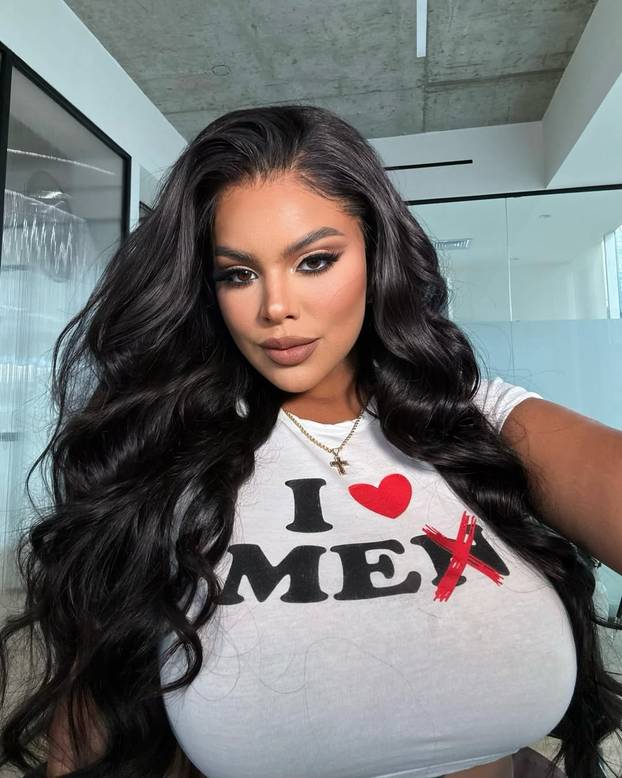 FOTO Bujna Gracie zavapila: Pa sjedala u automobilima trebaju biti veća! Ja se jedva uguram...