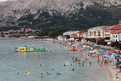 Ljeto u punom sjaju: Velika plaža u Baškoj puna je kupača