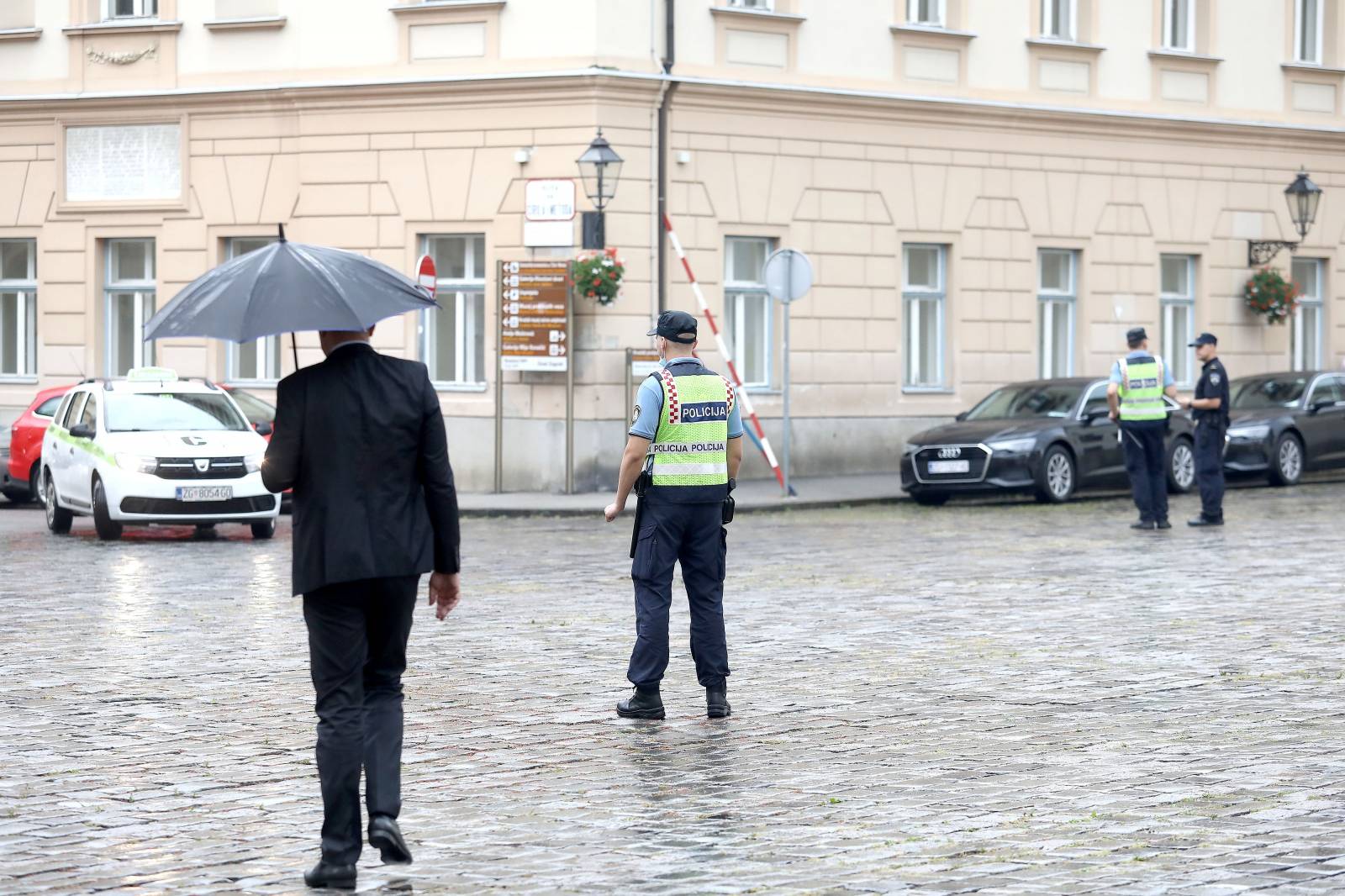 Zagreb: Policija ispred Banskih dvora kontrolira pristup Markovom trgu za sva vozila