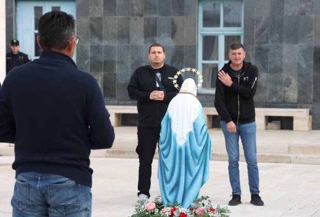 Šibenik: Molitelji krunice ispred Gradske uprave