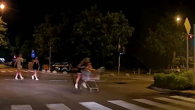 Video divljanja turista u Splitu: Jure kroz raskrižje  u suprotnom smjeru. U kolicima za šoping!