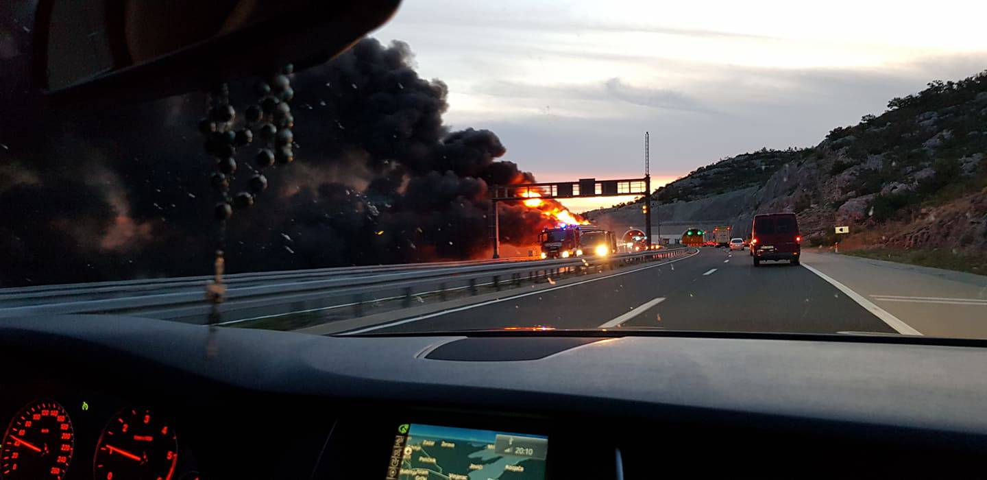 Gorio autobus na autocesti A1: 'Bilo je strašno, eksplodiralo je'
