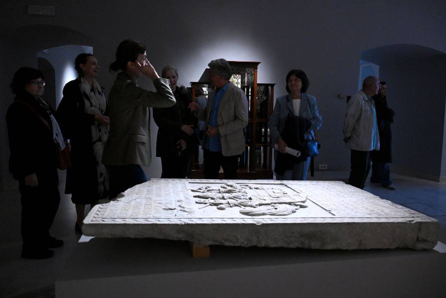 Zagreb: 1100 izlozba Hrvatskog Kraljevstva  u Klovicevim dvorima