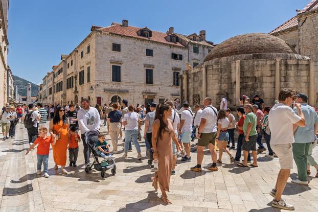 Dubrovnik: Velike gužve unutar povijene jezgre grada.