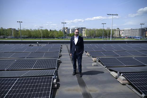 Zagreb: Tomašević sa suradnicima obišao postavljenu solarnu elektranu na bazenu Svetice