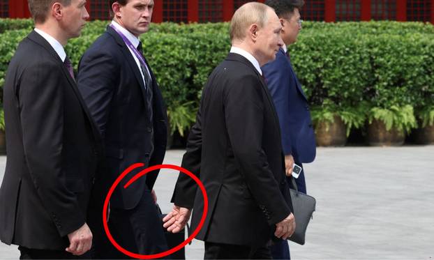 Oko Putina ljudi s neprobojnim koferima. Jedan je za njegov izmet. Drugi za 'kraj svijeta'