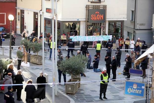 Rijeka: Molitelji i prosvjednici pred katedralom Svetog Vida.