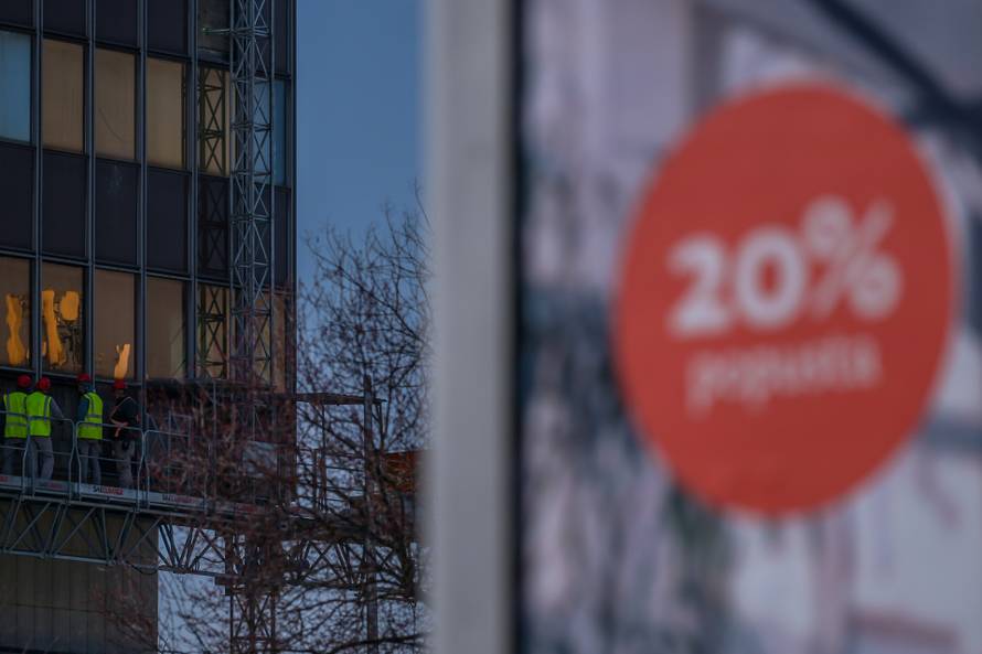 Zagreb: Postavljena dizalica na zgradu Vjesnika na kojoj traju pripreme za rušenje