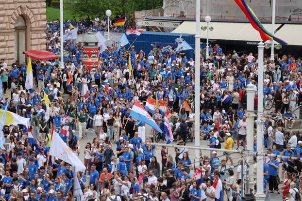 Zagreb: Dolazak hodočasnika Antunovskog hoda na Trg bana Josipa Jelačića