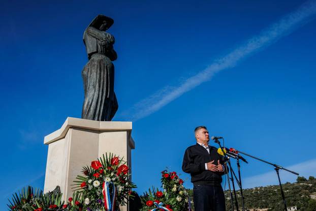 Drvenik Veli: Predsjednik Zoran Milanović položio je vjenac na spomen obilježju “Majka Domovina”